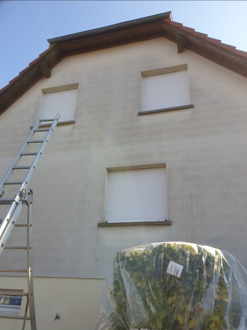 Avant : façade grisée percée de fenêtres.