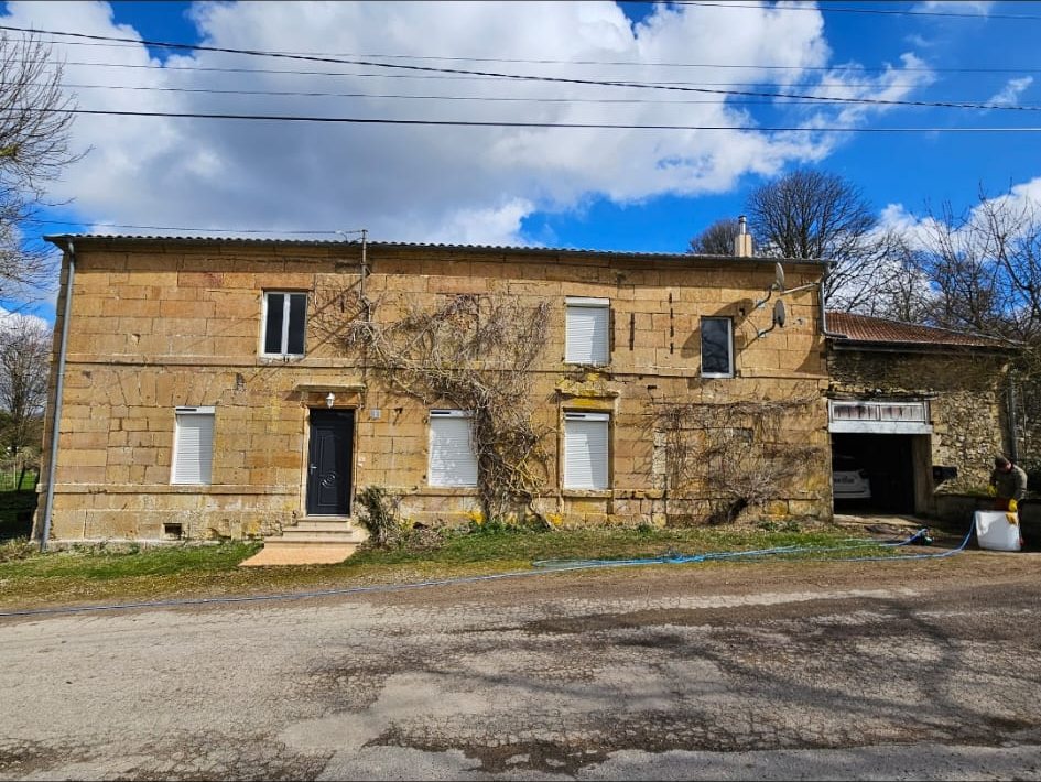 Après : la même maison, pierre dorée.