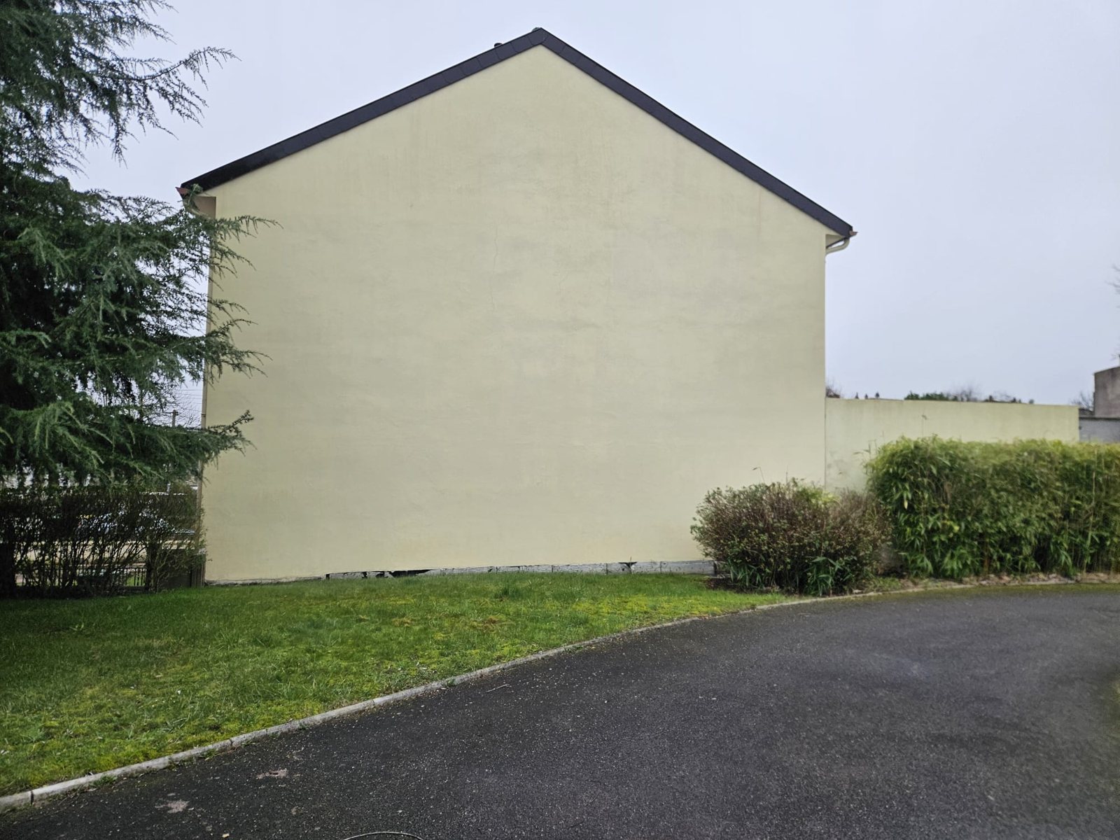 Après : le même pignon, beige uni.