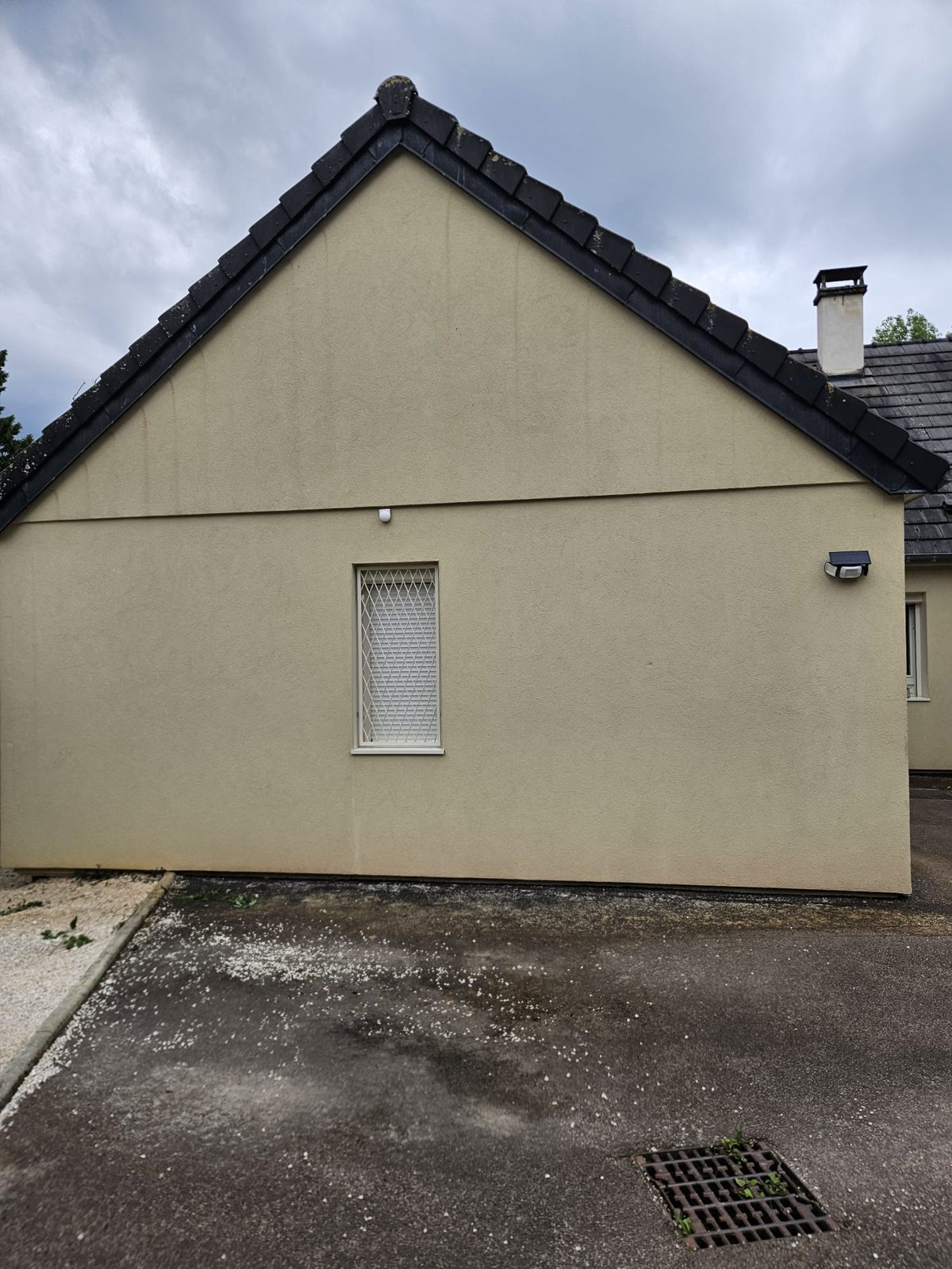Après : le même pignon, beige clair.