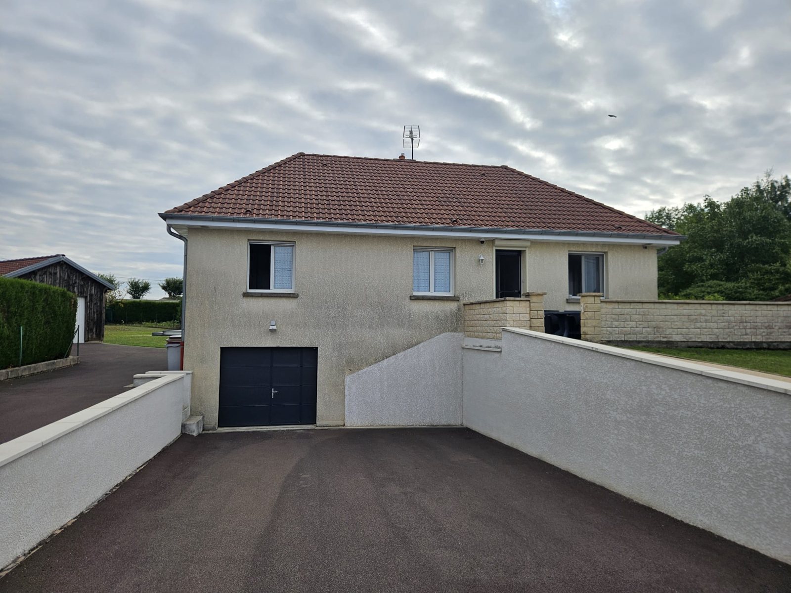 Après : la même maison, façade blanche.