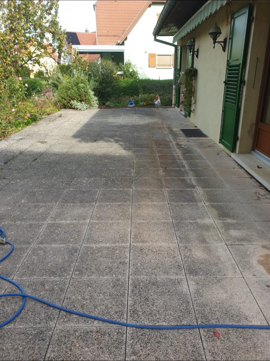 Avant : grande terrasse carrelée grise et tachée.