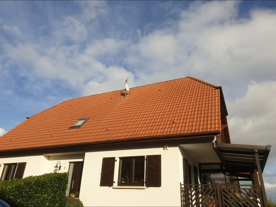 Après : la même maison, toiture orange.