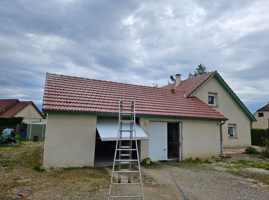 Après : la même toiture, tuiles rouges.