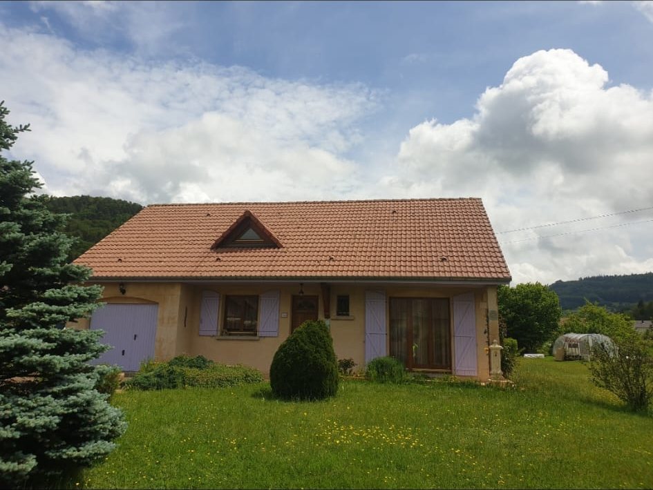 Après : la même maison, toiture orangée.